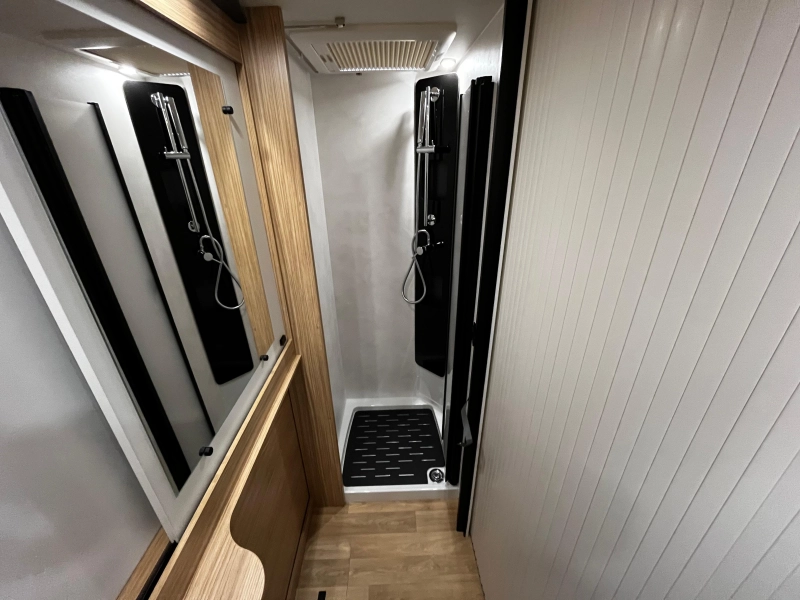Pilote P 690 D Camper, Centraal hefbed  foto: 10