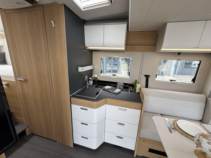 Adria Matrix Plus 670 DL Automaat Omvormer Airco  foto: 15