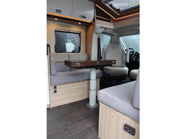 Laika caravans s.p.a. KOSMO 509L 160pk Automaat | Lengtebedden | Gescheiden douche | LPG installatie | Zonnepanelen | Bearlock | Luife foto: 6