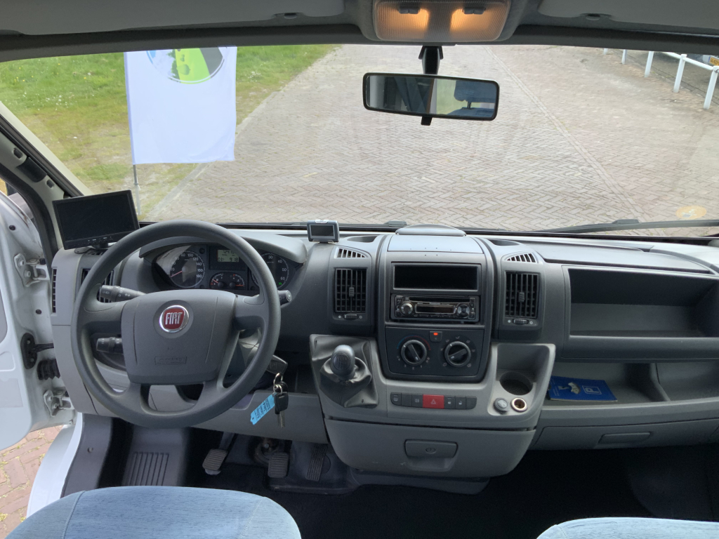 Adria   Compact   2.3 MultiJ. 130 PK , Half-integraal  , Frans-bed achter , Motor-airco , Trekhaak , Kleine camper , Bj. 2009 Camp centrum on the road Marum foto: 19