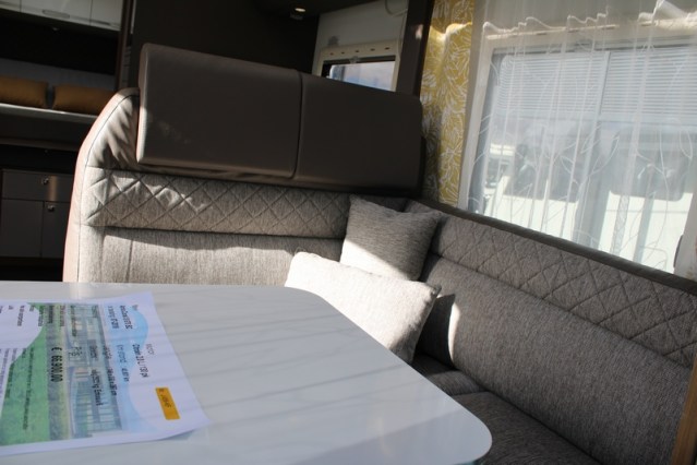 Adria Coral S 670 SC met elektrisch in hoogte verstelbaar Queensbed slechts 40801 km (65  foto: 28