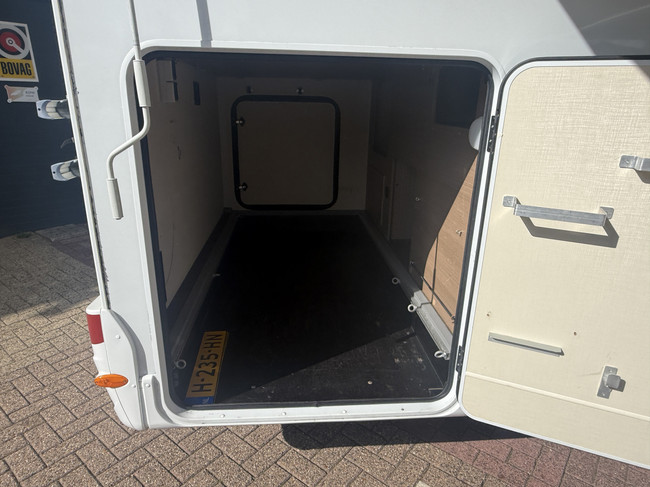 Hymer carado T 447 autom&aacute;tico camas individuales toldo aire acondicionado de techo panel solar antena parab&oacute;lica el&eacute;ctrica TV c&aacute;mara portabicicletas garaje grande nevera XXL foto: 5
