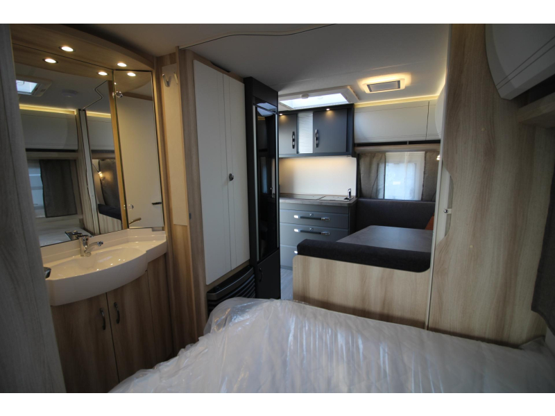 Hobby De Luxe 400 SFE Cama francesa y nevera alta foto: 9