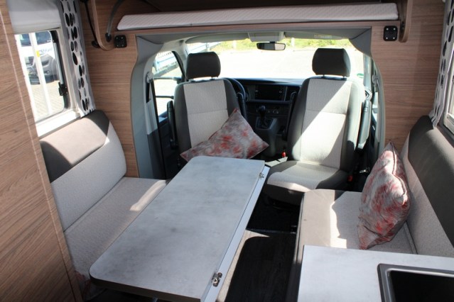Zeer compacte Knaus Tourer VAN 500 LT Bulli AUTOMAAT voorzien van Face to Face salon (82  foto: 24