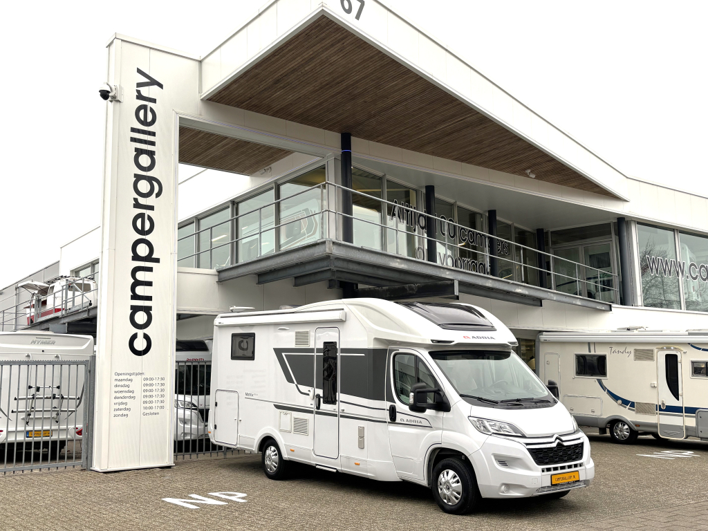 Adria Matrix 650 DC QUEENSBED + HEFBED + FACE TO FACE 2023 Foto: 0