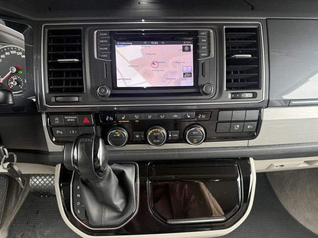 Volkswagen California Ocean T6 Westfalia im Neuzustand DSG Automatik 200 PS Vollausstattung 4 Schlafpl&auml;tze elektr. Aufstelldach Markise Klimaautomatik Tempomat Kamera Softclose abnehmbare Anh&auml;ngerkupplung Foto: 18