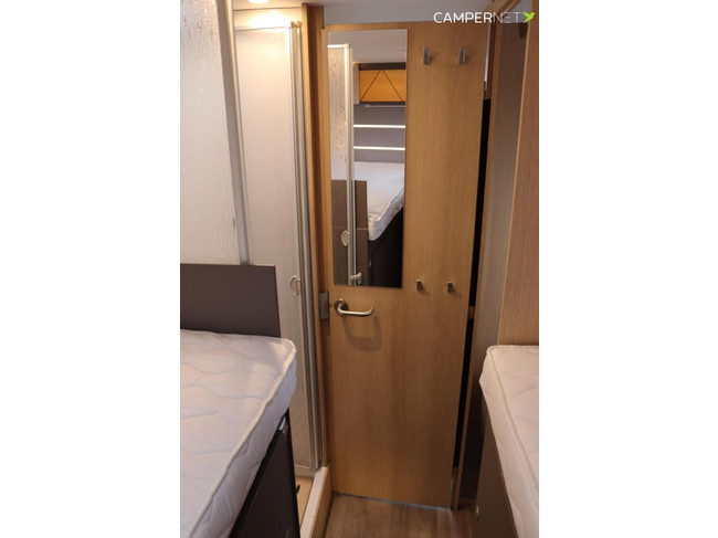 LMC Tourer T730G 165pk | Lengtebedden | Thule Luifel | Thule Fietsendrager| Gescheiden douche | Zenec multimediasysteem | foto: 21