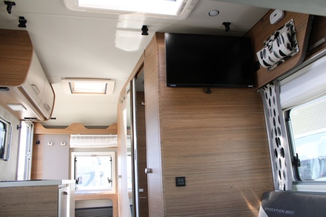 Zeer compacte Knaus Tourer VAN 500 LT Bulli AUTOMAAT voorzien van Face to Face salon (82  foto: 48
