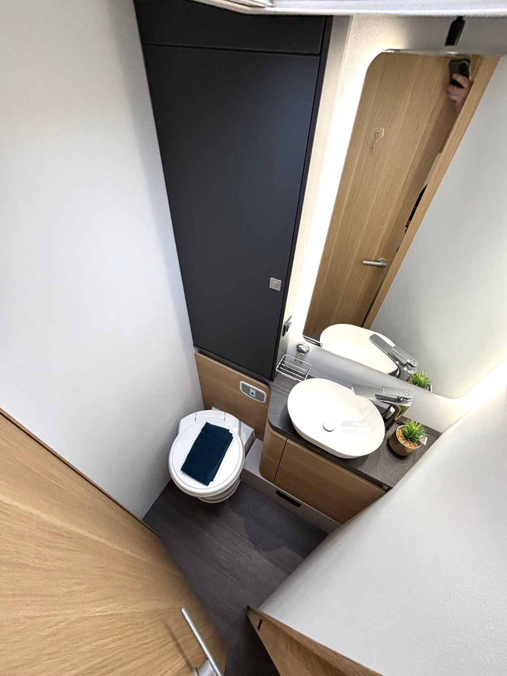 Adria Matrix 650 DC QUEENSBED + HEFBED + FACE TO FACE 2023 Foto: 10