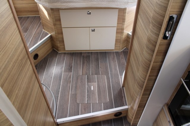 Robuuste Adria Matrix M 670 SK AUTOMAAT 5 gordelplaatsen Queensbed + hefbed (71  foto: 53