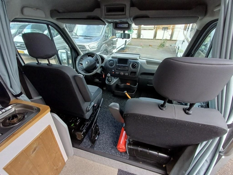 Nissan NV400 photo: 17