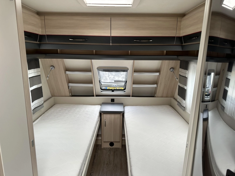 Hobby De Luxe Special 495 UL mover - voortent  foto: 9