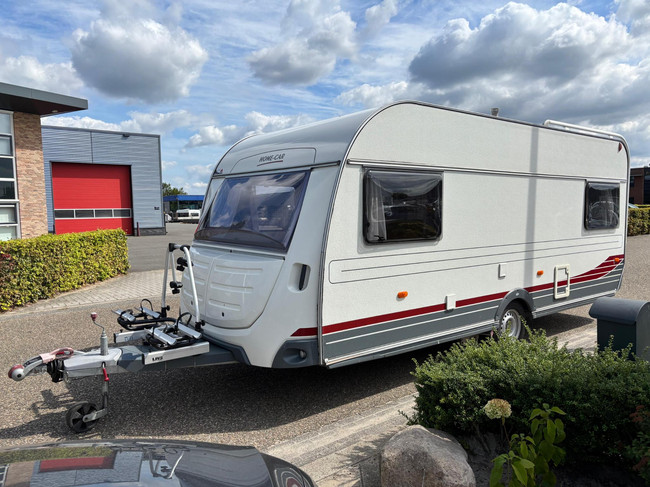 HOME-CAR 526h Racer 470 UE | 2 Enkele bedden | Volautomatische mover | Fietsendrager | Zakluifel | 3-Pits gasfornuis