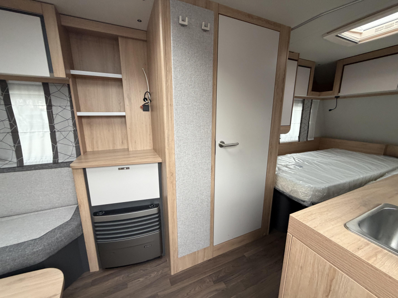 Knaus Sport 460 EU Einzelbetten / Dinette Foto: 5