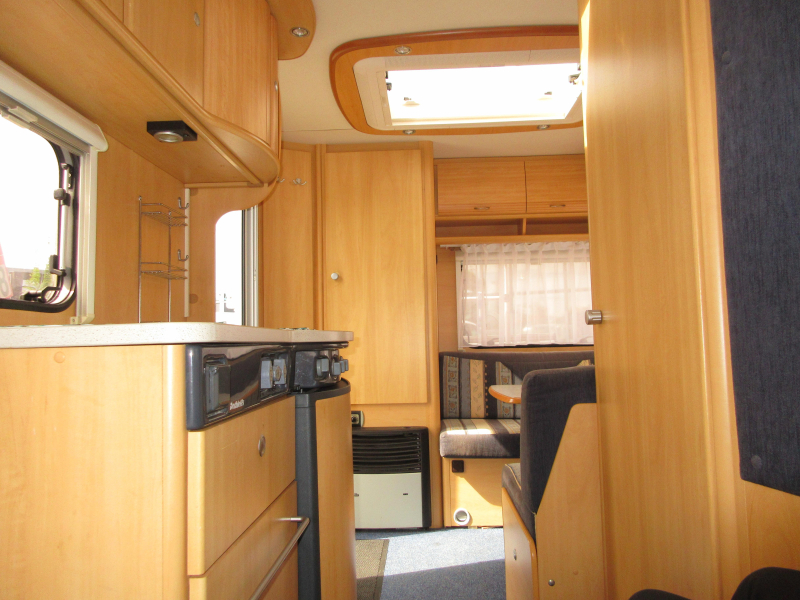 Dethleffs Camper 440 DB TRANSVERSE BED AND MOVER photo: 3