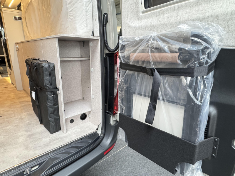Hymer Grand Canyon S 700 4x4 - toit relevable - lit longitudinal photo : 17