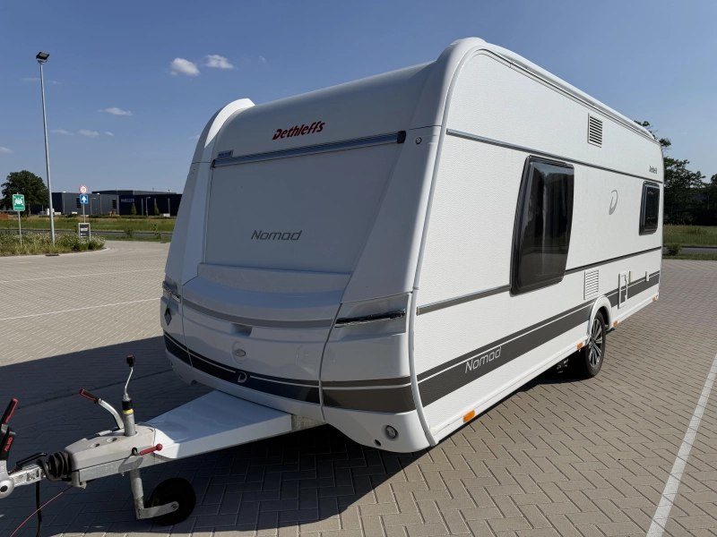 Dethleffs Nomad 530 DR queensbed / voortent  foto: 2