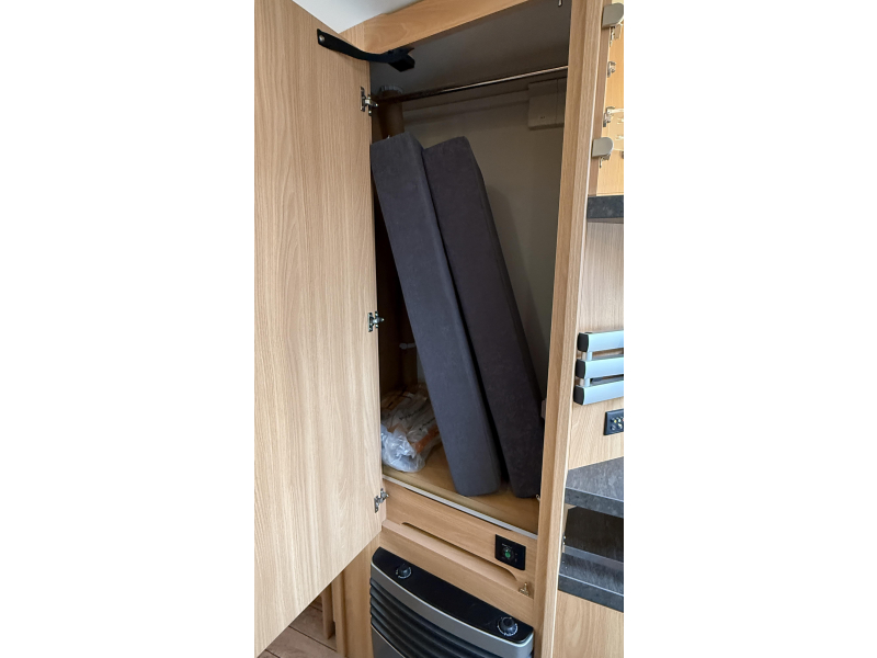 Knaus Sudwind Silver Selection 500 FU frans bed rondzit toilet  foto: 9