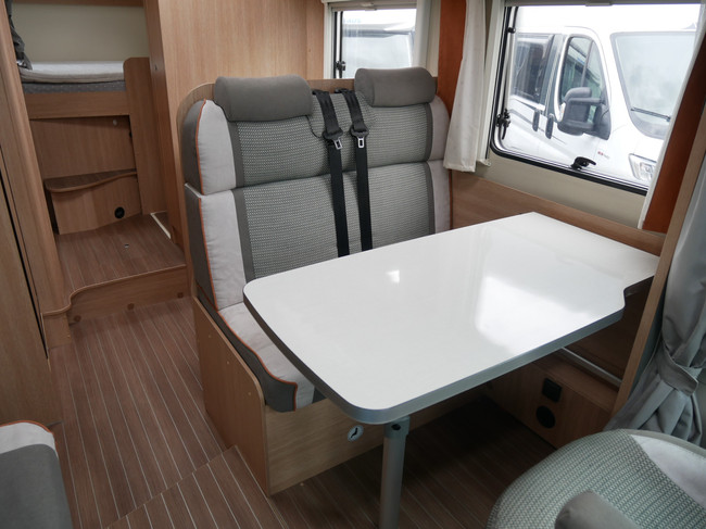 CAPRON Orangecamp T700, Distribuci&oacute;n espaciosa, Cama transversal, Garaje XL foto: 8