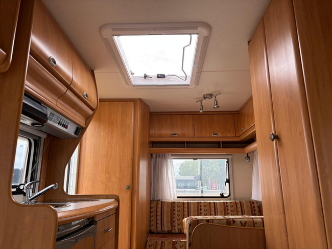 Hobby 30 | Voortent | Luifel | Fietsendrager Achter | 3-Pits gasfornuis | Dakluik foto: 14