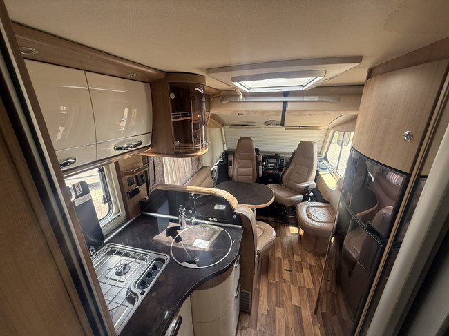 Hymer B 594 autom&aacute;tico 150 cv autocaravana muy compacta full options cama transversal+cama abatible sistema de nivelaci&oacute;n EP toldo calefacci&oacute;n estacionaria webasto aire acondicionado de techo 2x panel solar antena parab&oacute;lica el&eacute;ctrica TV garaje grande foto: 19