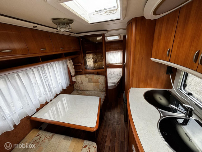 Hobby 500 KMFE STAPELBED treinzit vastbed voortent foto: 7