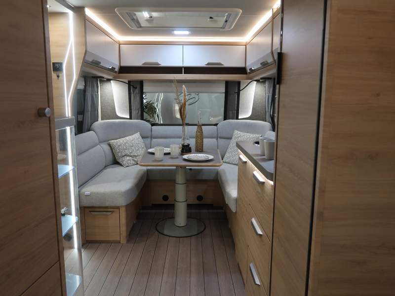 Knaus Sudwind Black Selection 500 FU RONDZIT FRANS BED Foto: 2