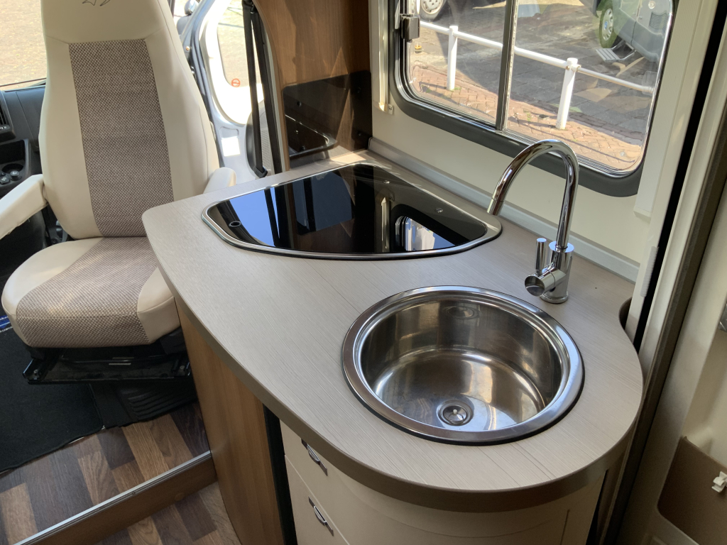 Knaus Van Ti 600 2.3 130 PK Half-integraal, Dwars-bed, Halve- treinzit, Draaistoelen, etc. Bj 2013 Camper centrum on the road Marum foto: 10