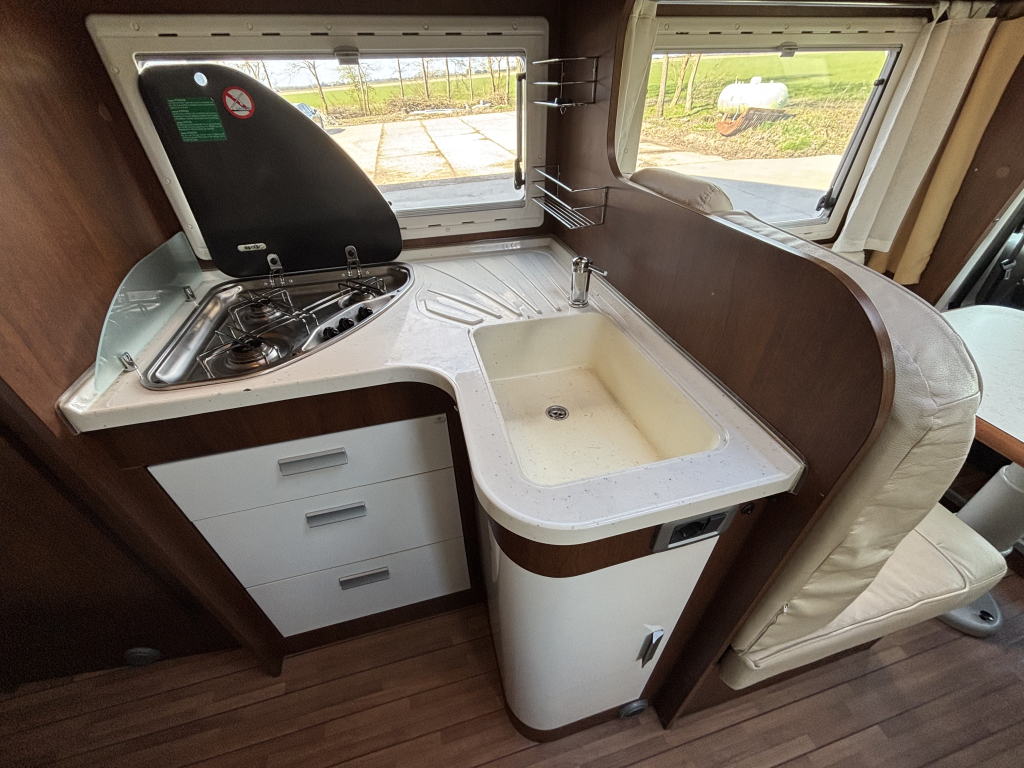 ELNAGH Prince 590L - 2011 - Luxe halfintegraal - 86.000km  Prince 590L foto: 6