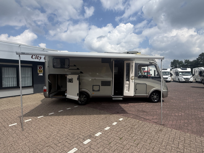 Hymer B 594 autom&aacute;tico 150 cv autocaravana muy compacta full extras cama transversal+cama abatible sistema de nivelaci&oacute;n EP toldo calefacci&oacute;n estacionaria webasto aire acondicionado de techo 2x panel solar antena parab&oacute;lica el&eacute;ctrica TV garaje grande foto: 3