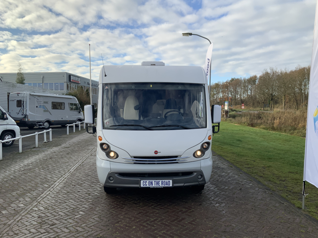 B&uuml;rstner El&eacute;gance 660 Integral, cama francesa y cama abatible, asientos giratorios, patas de apoyo hidr&aacute;ulicas, a&ntilde;o 2004 Camper Centrum On the Road en Noorderringweg 4 en Marum. foto: 1