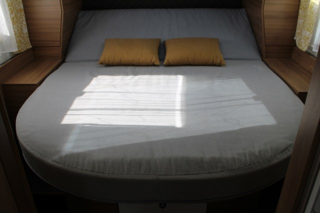 Adria Coral S 670 SC met elektrisch in hoogte verstelbaar Queensbed slechts 40801 km (65  foto: 46