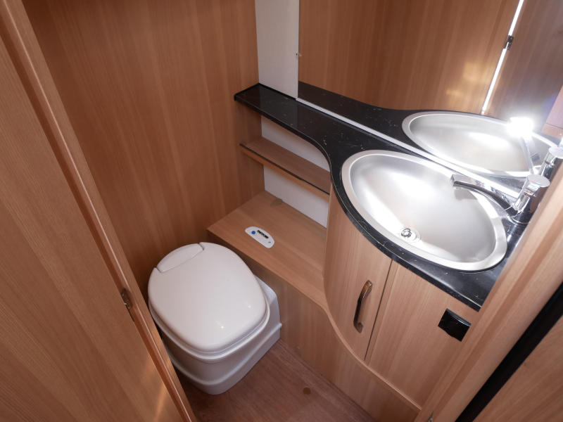 LMC Style 450 D Incl. Mover en luifel  foto: 14