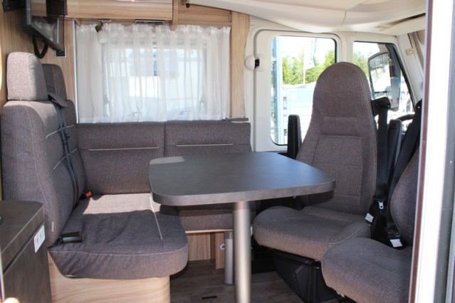 Hymer Exsis i 474 Fiat 160 CV compacto, estrecho, ligero, con camas individuales y cama abatible (55 foto: 30