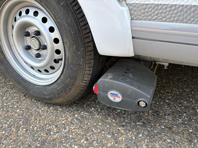 Knaus Azur NL-Premium line | Caravanmover | Fietsenrek | | Douche | 3-Pits gasfornuis | Koelkast + vriesvak foto: 23