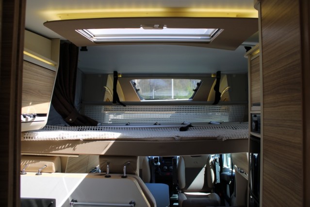 Robuuste Adria Matrix M 670 SK AUTOMAAT 5 gordelplaatsen Queensbed + hefbed (71  foto: 64