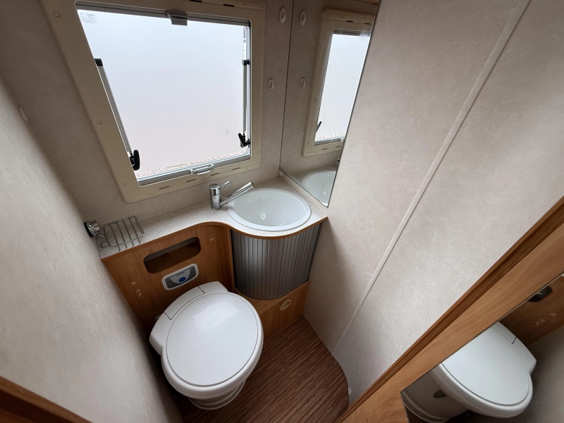 Adria Coral S 690 SP Queensbed Airco 2009  foto: 17