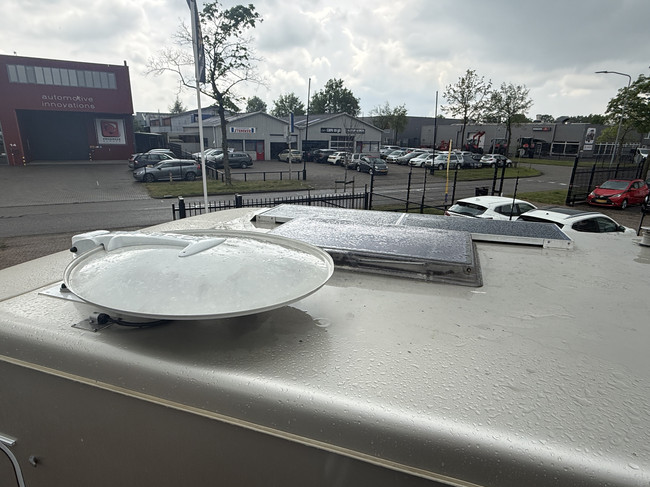 Hymer S 790 150 PS sehr luxuri&ouml;se Ausf&uuml;hrung franz&ouml;sisches Bett + Hubbett XXL K&uuml;hlschrank Backofen Markise Leder Klimaanlage Kamera TV elektr. Satellit TV gro&szlig;e Garage Foto: 5
