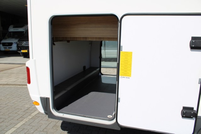 Robuuste Adria Matrix M 670 SK AUTOMAAT 5 gordelplaatsen Queensbed + hefbed (71  foto: 13
