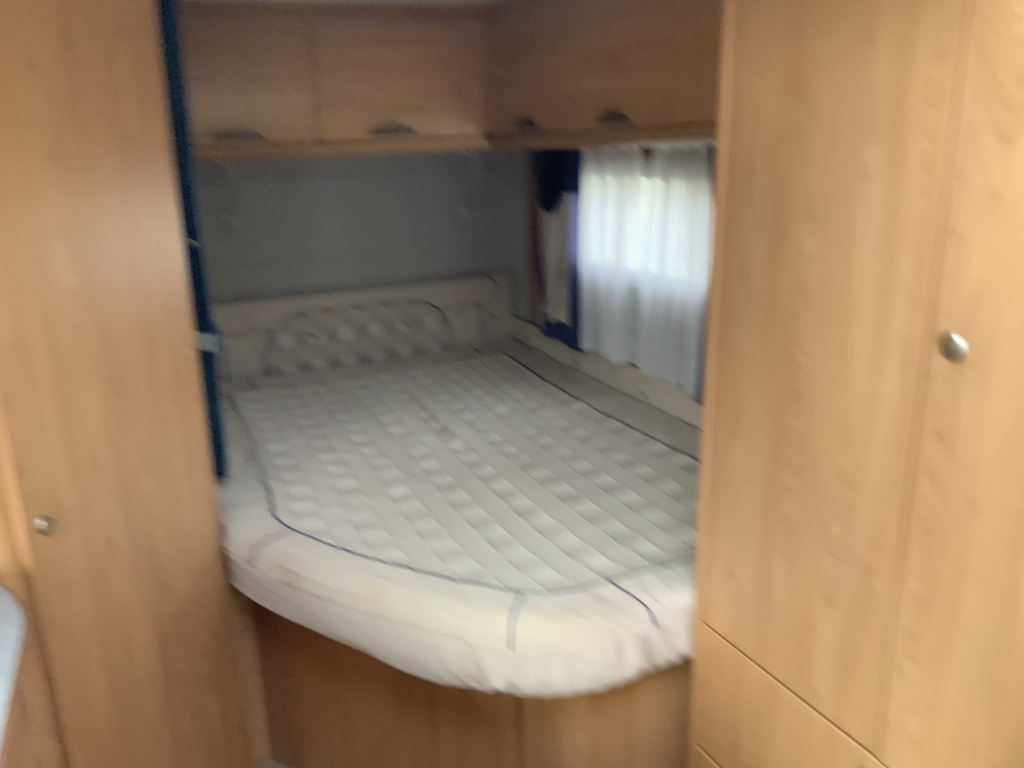 B&uuml;rstner El&eacute;gance 660 Integral, Cama francesa y cama abatible, Asientos giratorios, Patas de apoyo hidr&aacute;ulicas, A&ntilde;o 2004 Camper Centrum On the Road en Noorderringweg 4 en Marum. foto: 6