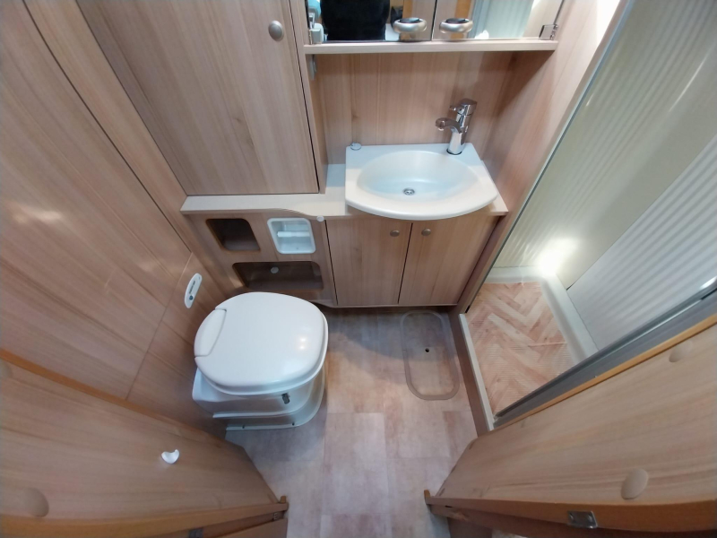 Bürstner Nexxo T 720 ENKE met lage enkele bedden  foto: 12