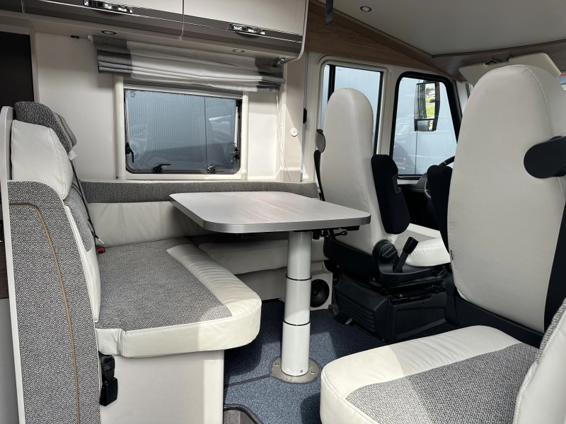 Dethleffs Trend I 7057 DBM Autom&aacute;tico + 5&ordm; asiento foto: 1