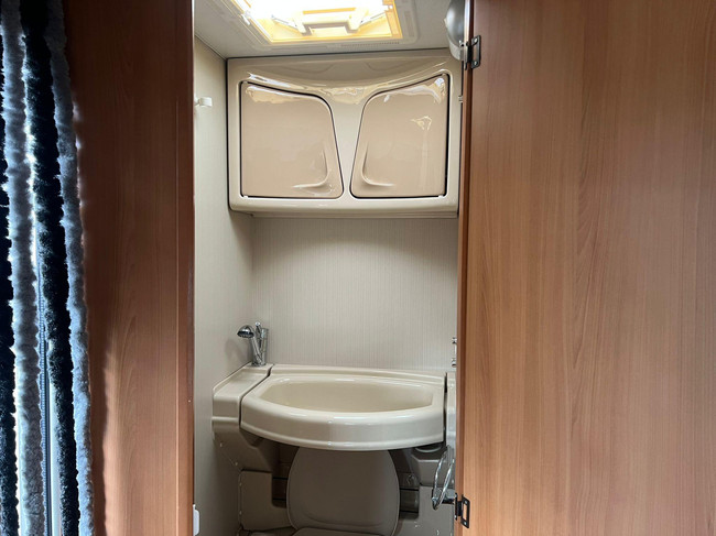 Caravelair Antares Luxe 390 Freeline | Fietsenrek | Dinette | Vastbed | Kachel | Koelkast | foto: 11