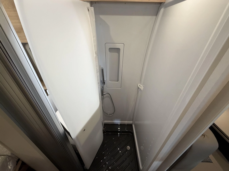 Dethleffs Globetrail 640 ES automaat / lengtebed  foto: 12
