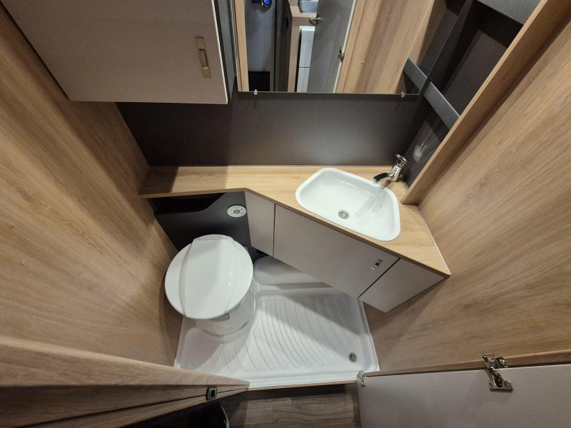 Knaus Sport 500 QDK met 3 stapelbedden!  foto: 13