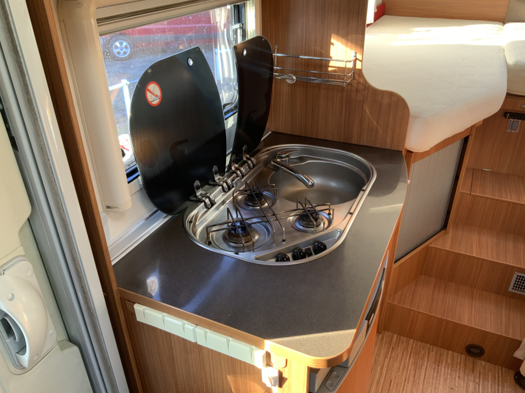 Adria Compact SL 2.3 MultiJ. 130 PK Half-integraal, Enkele-bedden, Bj. 2010 Camper Centrum On the Road aan de Noorderringweg 4 in Marum. foto: 11