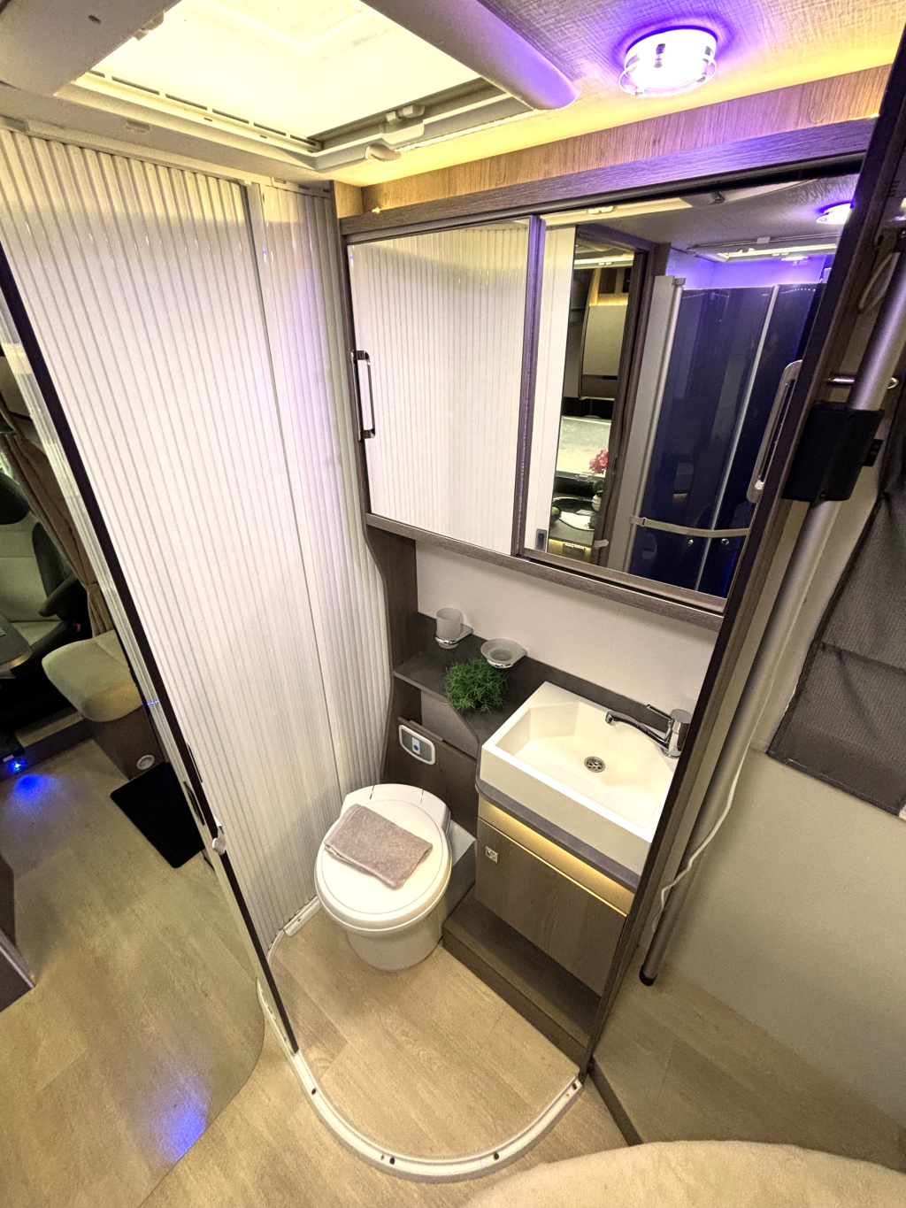 Challenger Graphite 288 AUTOMATIC 15.000KM! QUEEN BED LIFT BED photo: 10