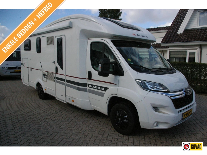 Adria Matrix M 670 SL Enkele bedden, Hefbed.
