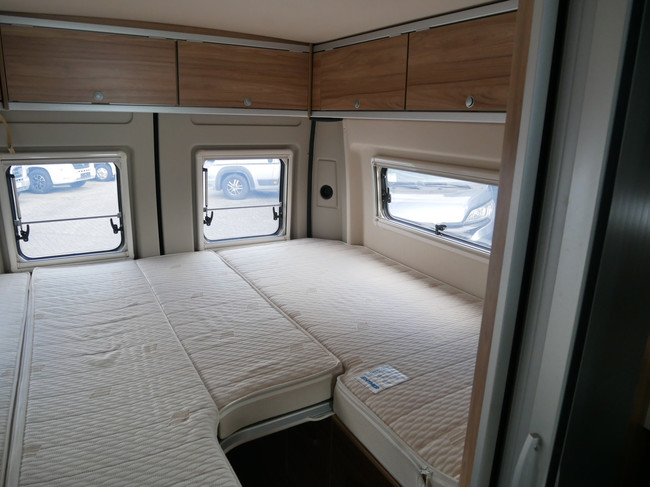 Hymer Yosemite 6 metros, camas longitudinales, techo elevable, 4 personas foto: 18
