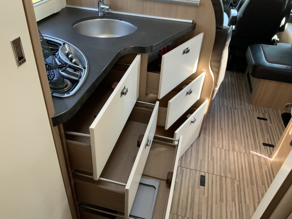 Carthago Malibu I 460 AUTOM&Aacute;TICO 150 CV Integral, Camas longitudinales y Cama abatible, Garaje, Aire acondicionado de motor, Aire acondicionado de techo, Sistema de nivelaci&oacute;n, Centro de autocaravanas en la carretera Marum foto: 17